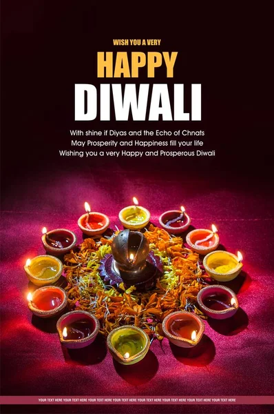 Gegroet Kaart Ontwerp: Klei diya lampen aangestoken tijdens Diwali Celebration. Indiase Hindoe Light Festival genaamd Diwali — Stockfoto