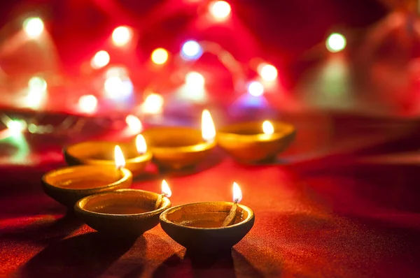 在Diwali庆典期间点燃了粘土灯。设计名为Diwali的印度印度教灯节贺卡 — 图库照片