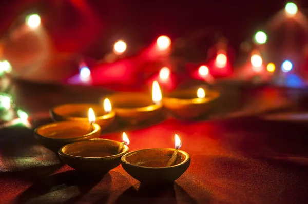 Lámparas de arcilla diya encendidas durante la celebración de Diwali. Saludos Card Design Indian Hindu Light Festival llamado Diwali — Foto de Stock