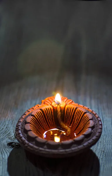 Lampy Clay Diya zapalone podczas uroczystości Diwali. Projektowanie kart pozdrowienia Indian Hindu Light Festival o nazwie Diwali — Zdjęcie stockowe