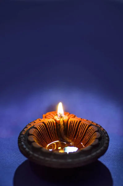 Lampy Clay Diya zapalone podczas uroczystości Diwali. Projektowanie kart pozdrowienia Indian Hindu Light Festival o nazwie Diwali — Zdjęcie stockowe