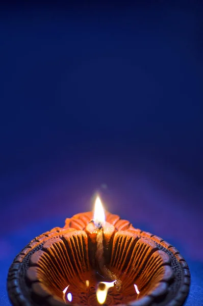 Lampy Clay Diya zapalone podczas uroczystości Diwali. Projektowanie kart pozdrowienia Indian Hindu Light Festival o nazwie Diwali — Zdjęcie stockowe