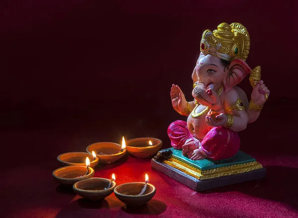 Клэй Дия лампы зажгли с лордом Ганешей во время празднования Дивали. Поздравления Card Design Indian Hindu Light Festival called Diwali — стоковое фото
