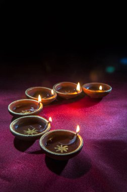 Diwali kutlamaları sırasında Clay diya lambaları yandı. Selamlar Kart Tasarımı Hint Hindu Işık Festivali Diwali
