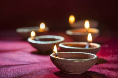 Diwali kutlamaları sırasında Clay diya lambaları yandı. Selamlar Kart Tasarımı Hint Hindu Işık Festivali Diwali
