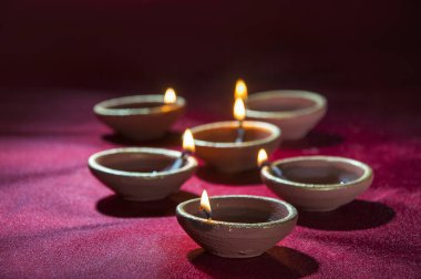Diwali kutlamaları sırasında Clay diya lambaları yandı. Selamlar Kart Tasarımı Hint Hindu Işık Festivali Diwali