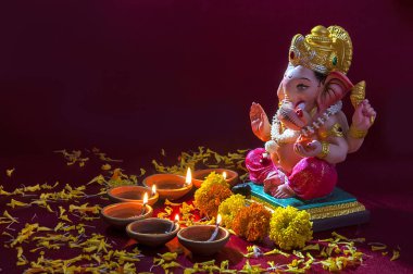 Kil diya lambalar diwali kutlamaları sırasında Lord Ganesha ile yaktı. Diwali denilen tebrik kartı tasarım Hint Hindu ışık Festivali