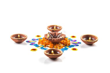 Kil diya lamba diwali festivali sırasında yaktı. Clay Diya, Rangoli'de. Mutlu Diwali Tebrik Kart Tasarımı, Diwali denilen Işıklar Hint Hindu Festivali.