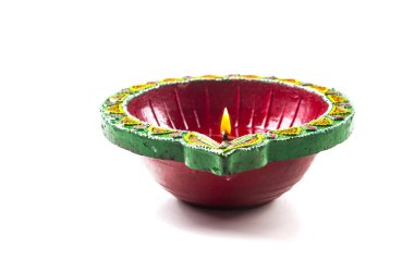 Tek Clay diya lamba diwali Festivali sırasında yaktı. mutlu bayramlar tebrik kartı tasarımı, Hint Hindu Festival ışıkların Diwali denilen.