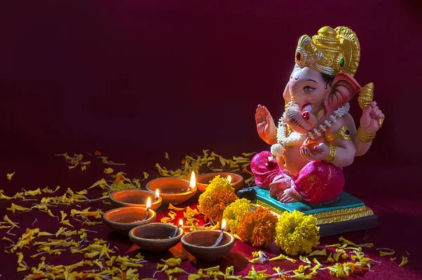 Clay diya lampy svítí s Lord Ganesha během diwali oslavou. Pozdrav Card Design indické hinduistické světlo Festival nazvaný Diwali — Stock fotografie