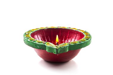 Tek Clay diya lamba diwali Festivali sırasında yaktı. mutlu bayramlar tebrik kartı tasarımı, Hint Hindu Festival ışıkların Diwali denilen.