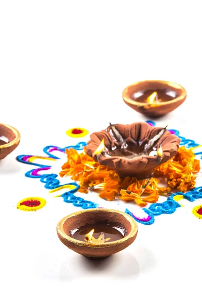 Clay diya lamp lit during diwali festival. Clay Diya on Rangoli. Happy Diwali Greetings Card Design, Indian Hindu Festival of Lights called Diwali. — Stock Photo, Image