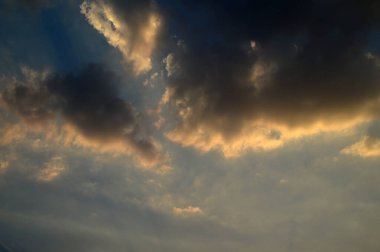 Bulutlu güzel gün batımı gökyüzü. Soyut gökyüzü.