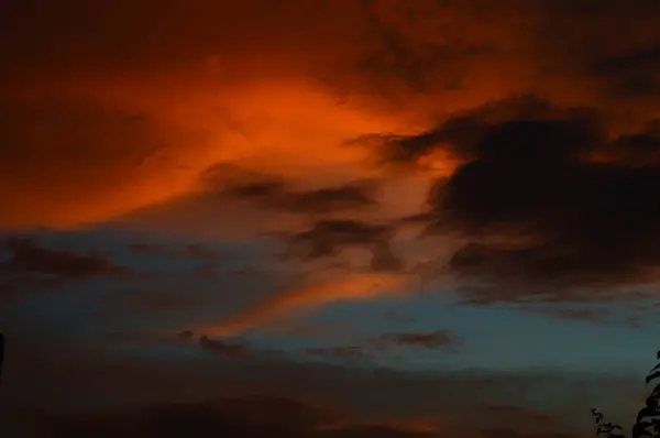 구름이 덮인 아름다운 석양 하늘. 추상적 인 하늘. — 스톡 사진