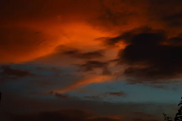 雲と美しい夕日の空。概要空. — ストック写真