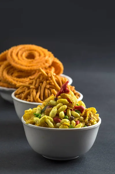 Snack indio: Chakli, chakali o Murukku y Besan (harina de gramo) Sev y chivada o chiwada. Diwali Food —  Fotos de Stock