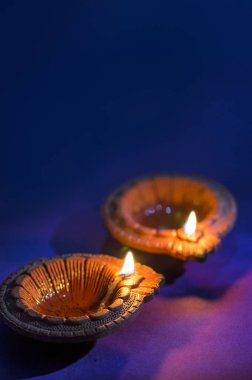 Diwali kutlamaları sırasında Clay diya lambaları yandı. Selamlar Kart Tasarımı Hint Hindu Işık Festivali Diwali