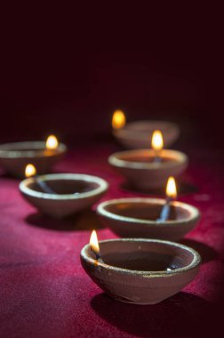 Diwali kutlamaları sırasında Clay diya lambaları yandı. Selamlar Kart Tasarımı Hint Hindu Işık Festivali Diwali