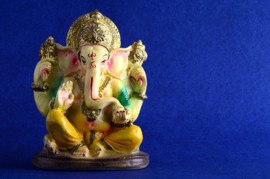 Hindu tanrısı Ganesha. Ganesha Idol mavi zemin üzerine