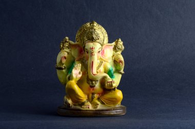 Hindu tanrısı Ganesha. Ganesha Idol gri arka plan üzerinde.