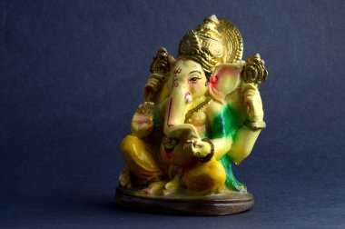 Hindu tanrısı Ganesha. Ganesha Idol gri arka plan üzerinde.