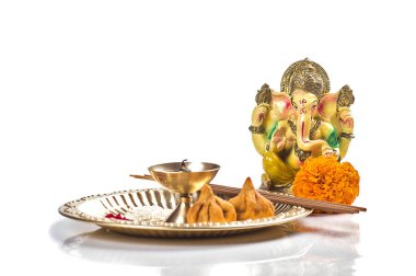 Hindu tanrı Ganesha. Lord Ganesha 'nın heykeli. Beyaz arkaplanda ibadet (Pooja) düzeneği.