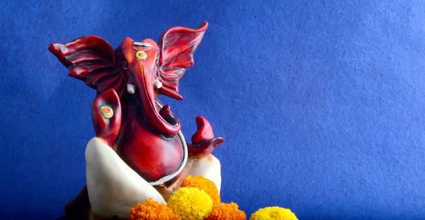 ヒンドゥー教の神ガネーシャ。青の背景にガネーシャ アイドル — ストック写真
