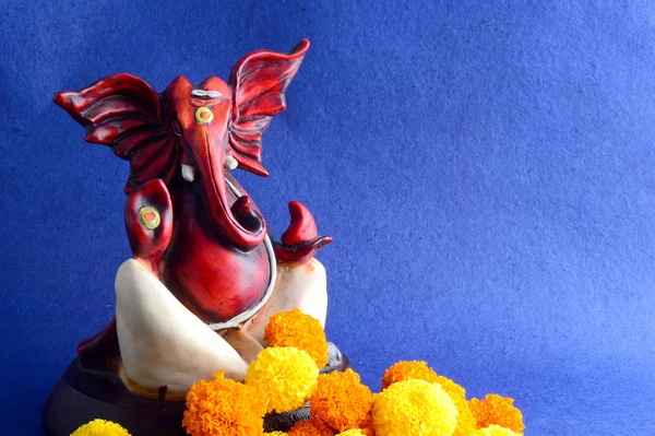 Dio indù Ganesha. Ganesha Idol su sfondo blu — Foto Stock