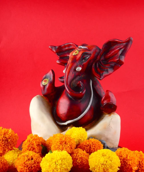 Dios hindú Ganesha. Ganesha ídolo sobre fondo rojo . — Foto de Stock