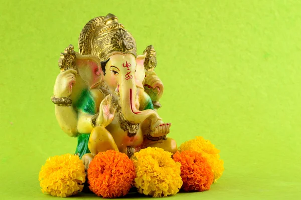 Hindu God Ganesha. Ganesha Idol on Green Background — Stock Photo, Image