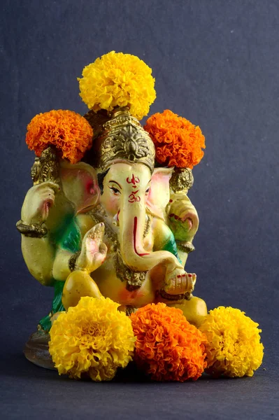 Индуистский бог Ганеша. Ганешский идол на сером фоне . — стоковое фото