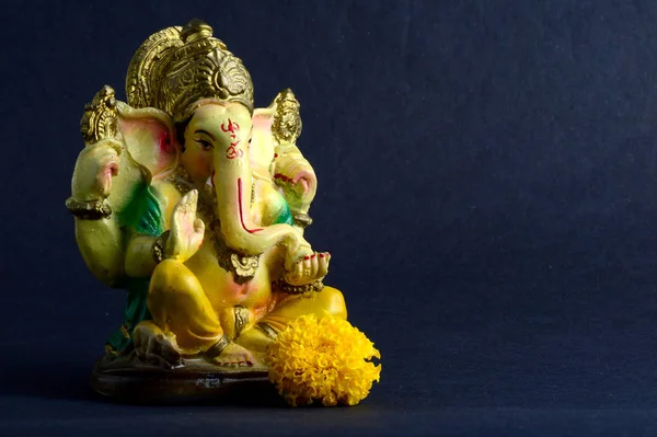 Dio indù Ganesha. Ganesha Idol su sfondo grigio . — Foto Stock