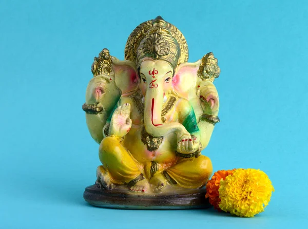 Hindu Isten Ganesha. Ganesha Idol a kék háttér — Stock Fotó