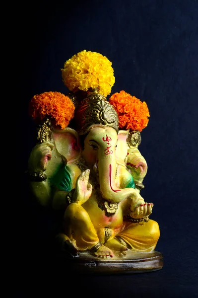 Hinduski Bóg Ganesha. Ganesha Idol na szarym tle. — Zdjęcie stockowe