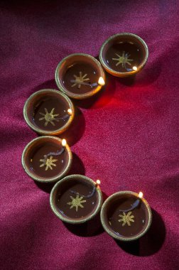 Diwali kutlamaları sırasında Clay diya lambaları yandı. Selamlar Kart Tasarımı Hint Hindu Işık Festivali Diwali