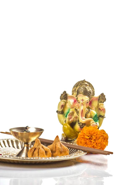 Hindu God Ganesha. Statue of Lord Ganesha. Worship (Pooja) arrangement on white background. — Stock Photo, Image