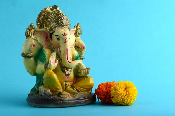 Dio indù Ganesha. Ganesha Idol su sfondo blu — Foto Stock
