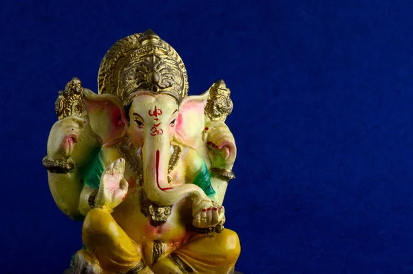 Hindu God Ganesha. Ganesha Idol on Blue Background — Stock Photo, Image