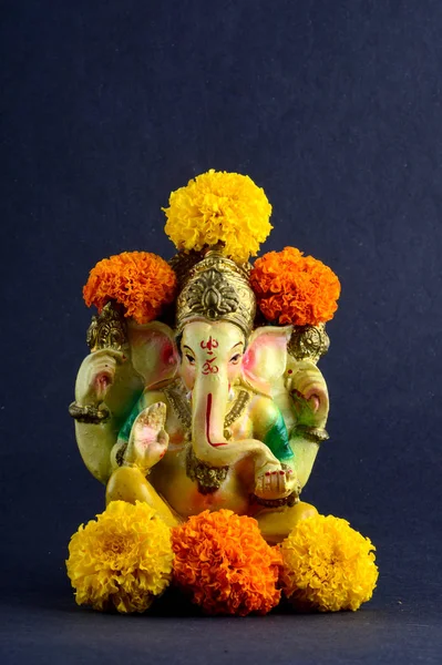 Индуистский бог Ганеша. Ганешский идол на сером фоне . — стоковое фото