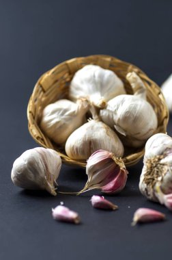 Sepette sarımsak ve sarımsak soğanı