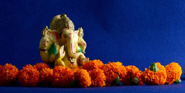 Dio indù Ganesha. Ganesha Idol su sfondo blu — Foto Stock