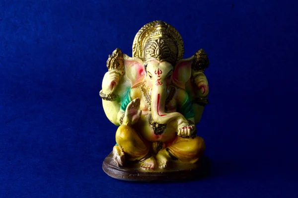 Hindu God Ganesha. Ganesha Idol on Blue Background — Stock Photo, Image
