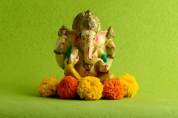 Dios hindú Ganesha. Ganesha ídolo sobre fondo verde —  Fotos de Stock