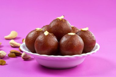 Hint Tatlısı: Gulab Jamun beyaz kasede