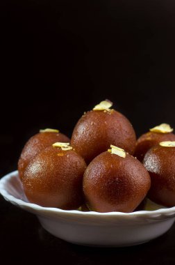 Gulab Jamun, Hindistan tatlısı ve şam fıstığı.