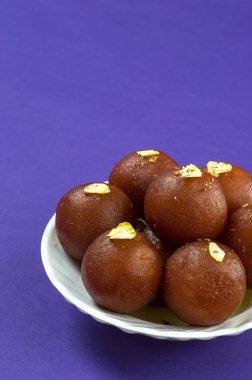 Hint Tatlısı: Gulab Jamun beyaz kasede.