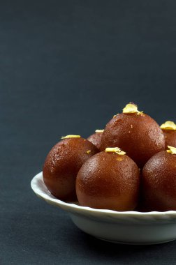 Gulab Jamun, Hindistan tatlısı ve şam fıstığı.