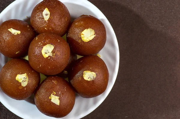 Gulab Jamun, Indian dessert topped with pistachio — Stock Photo, Image