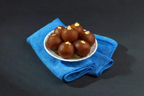 Gulab Jamun, postre indio rematado con pistacho en tazón blanco con tela — Foto de Stock