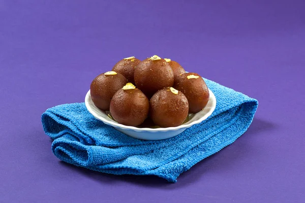 Gulab jamun, indisches Dessert mit Pistazien in weißer Schüssel mit Serviette — Stockfoto